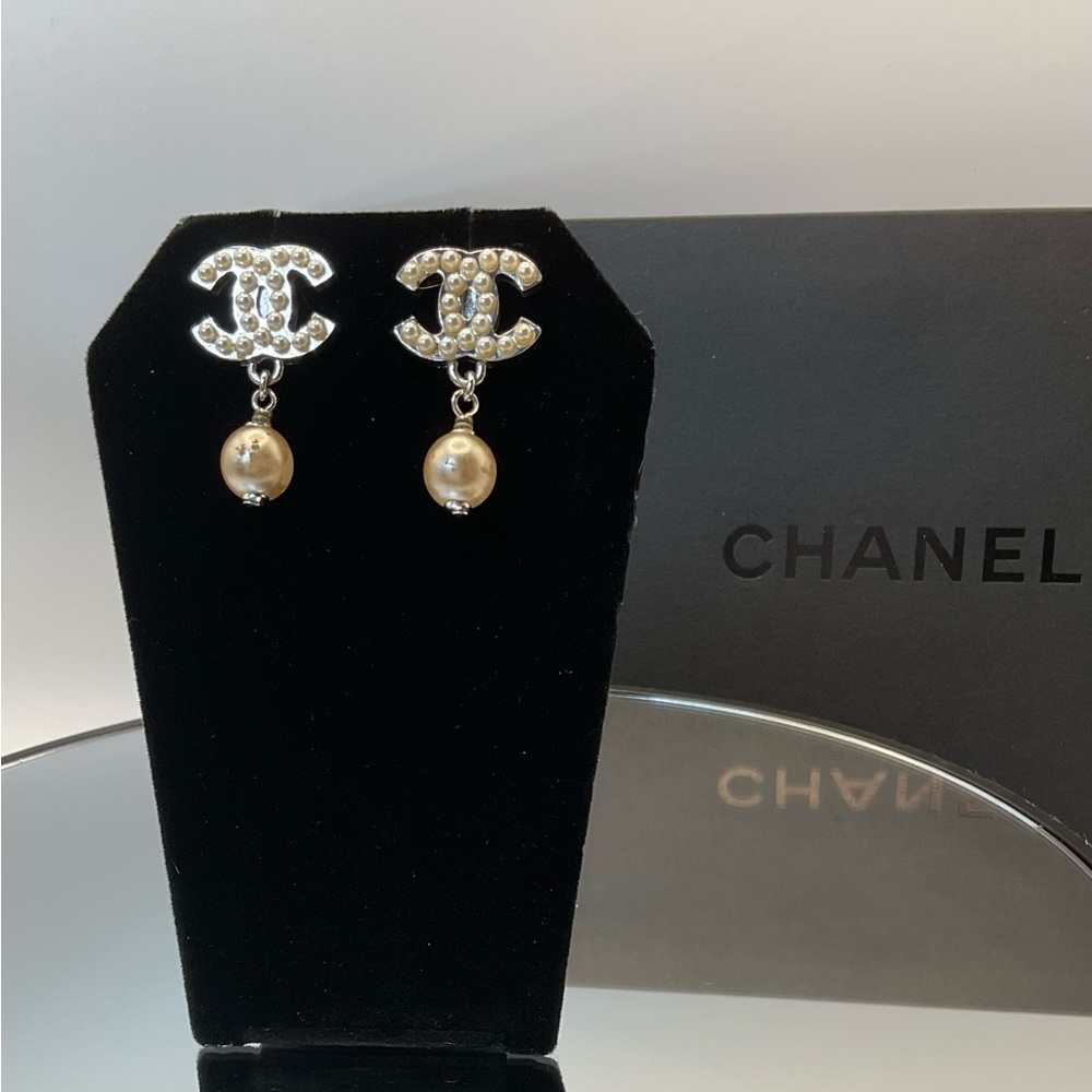 CHANEL Pearl Drop CC Silver and Pearl Earrings - Picture 7 of 9
